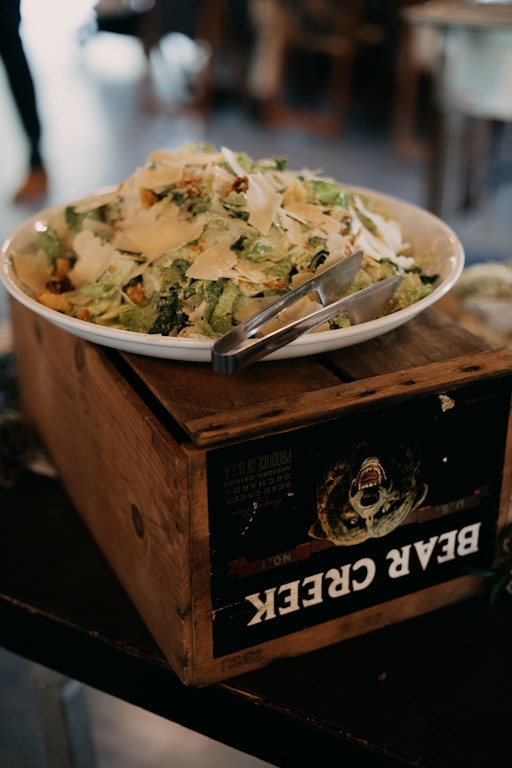 How to Choose the Right Wedding Caterer (Menu, Cost & Service)